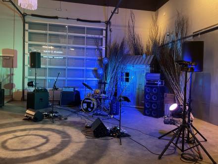 Vintage 4.0 full-band setup with drums, speakers, and stage lighting